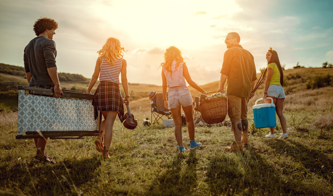 Des jeunes amis se préparent pour le camping